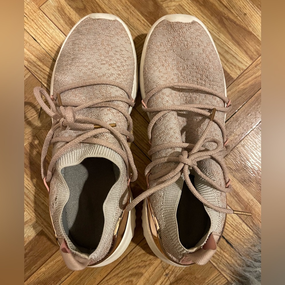 Adida clouds gently worn.